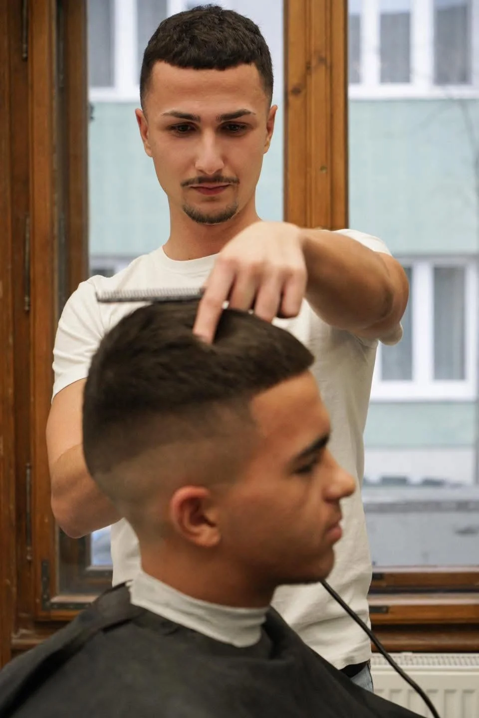 Fodrász munka közben a Stilo d'Oro szalonban